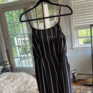 Urban outfitters black & white jumper W pockets !
